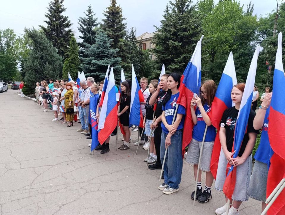 В Ждановке прошла тематическая программа ко Дню России «Гордость моя, Россия!» В Ждановке прошла тематическая программа ко Дню России «Гордость моя, Россия!»