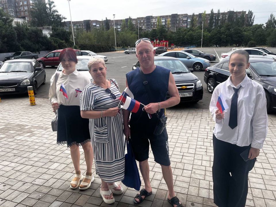 «Я люблю Россию». В рамках мероприятий по празднованию Дня России в Пролетарском районе города Донецка состоялась акция «Я люблю Россию». Участники мероприятия поздравляли жителей с праздником, вручали ленты и флажки в... «Я люблю Россию». В рамках мероприятий по празднованию Дня России в Пролетарском районе города Донецка состоялась акция «Я люблю Россию». Участники мероприятия поздравляли жителей с праздником, вручали ленты и флажки в...