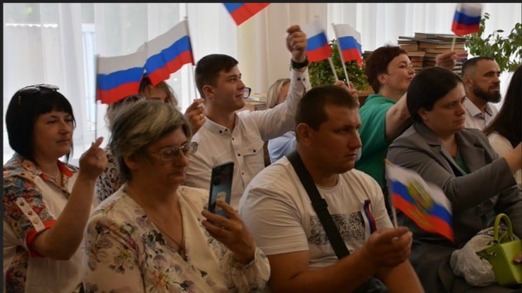 В День России, мы чествуем нашу Родину – страну с уникальной историей и богатейшим культурным, духовным наследием В День России, мы чествуем нашу Родину – страну с уникальной историей и богатейшим культурным, духовным наследием