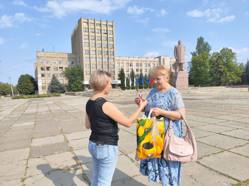 В Центрально-Городском внутригородском районе города Горловка прошла патриотическая акция «Российский триколор» В Центрально-Городском внутригородском районе города Горловка прошла патриотическая акция «Российский триколор»