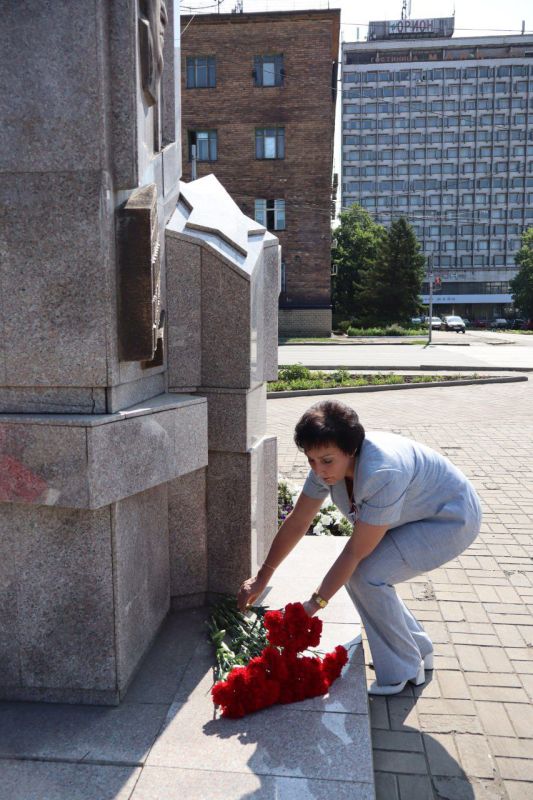 Валентина Харлашка: В Макеевке состоялось торжественное возложение цветов к памятнику маршала России Валентина Харлашка: В Макеевке состоялось торжественное возложение цветов к памятнику маршала России