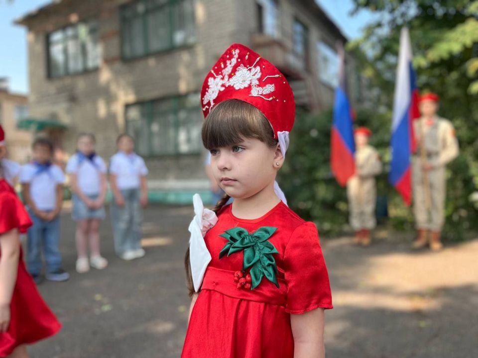 Россия — это. В преддверии праздника, вместе с советником Макеевской Гимназии Надеждой Хитриковой, Орлята России провели торжественную линейку, посвященную одному из самых важных праздников нашей страны – Дню России Россия — это. В преддверии праздника, вместе с советником Макеевской Гимназии Надеждой Хитриковой, Орлята России провели торжественную линейку, посвященную одному из самых важных праздников нашей страны – Дню России