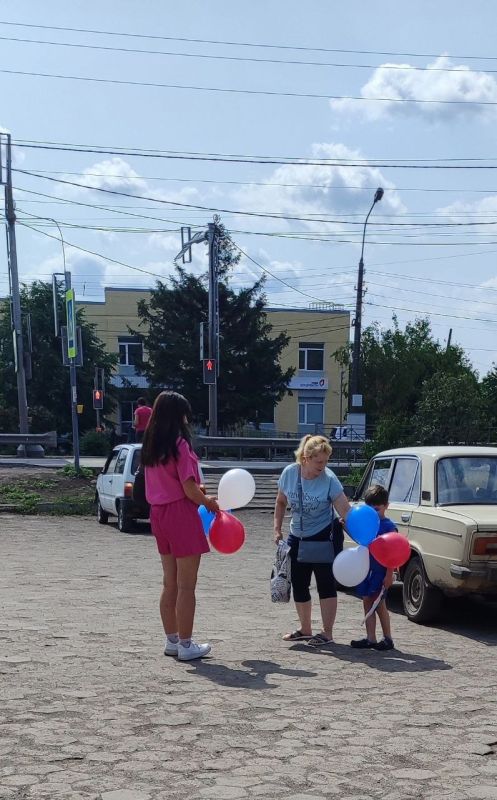 Александр Качанов: В учреждениях культуры Докучаевска отметили День России Александр Качанов: В учреждениях культуры Докучаевска отметили День России