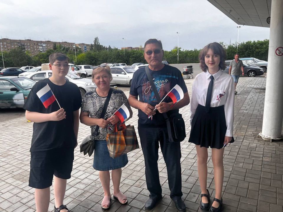 «Я люблю Россию». В рамках мероприятий по празднованию Дня России в Пролетарском районе города Донецка состоялась акция «Я люблю Россию». Участники мероприятия поздравляли жителей с праздником, вручали ленты и флажки в... «Я люблю Россию». В рамках мероприятий по празднованию Дня России в Пролетарском районе города Донецка состоялась акция «Я люблю Россию». Участники мероприятия поздравляли жителей с праздником, вручали ленты и флажки в...