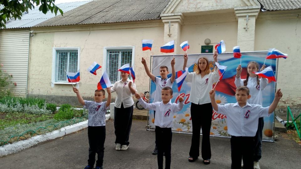 12 июня, в День России, в совхозе "Докучаевский" прошли праздничные мероприятия, организованные активистами первичного отделения №146 Докучаевского местного отделения Партии "Единая Россия" 12 июня, в День России, в совхозе "Докучаевский" прошли праздничные мероприятия, организованные активистами первичного отделения №146 Докучаевского местного отделения Партии "Единая Россия"