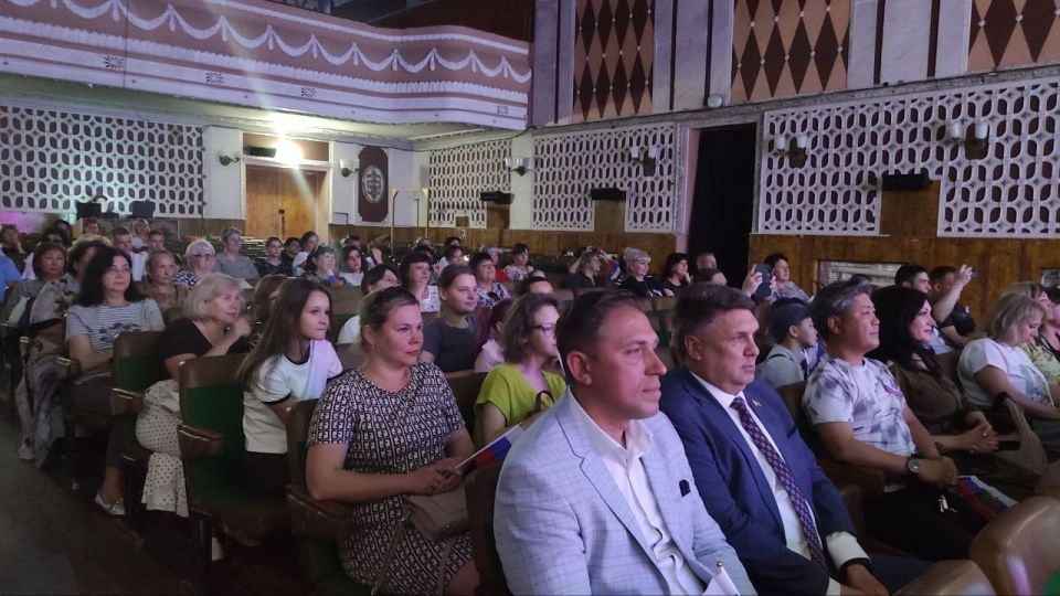 Александр Качанов: В Докучаевске ко Дню России прошёл праздничный концерт Александр Качанов: В Докучаевске ко Дню России прошёл праздничный концерт