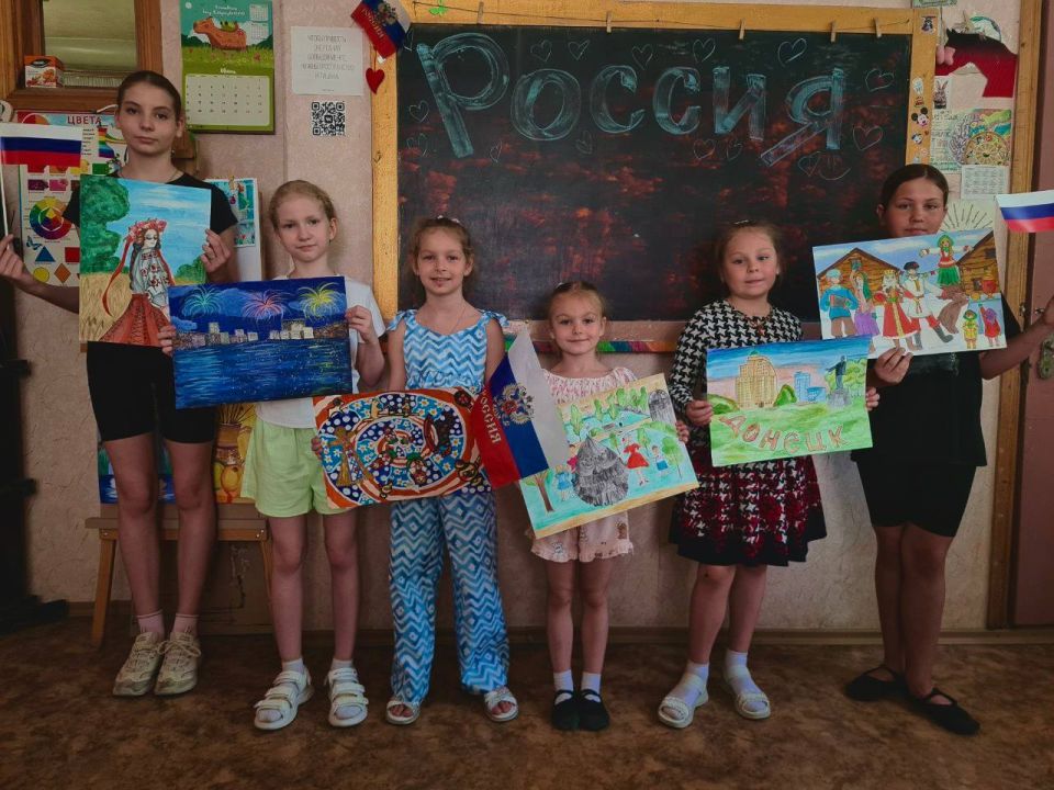 «Россия в красках»: Юные таланты Ворошиловского района поздравляют с Днем России! «Россия в красках»: Юные таланты Ворошиловского района поздравляют с Днем России!