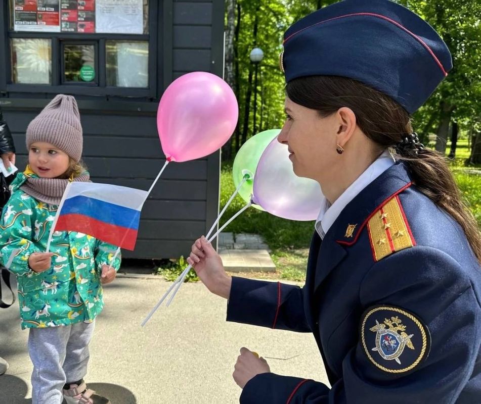 В честь Дня России офицеры Следственного комитета приняли участие в патриотических мероприятиях по всей стране В честь Дня России офицеры Следственного комитета приняли участие в патриотических мероприятиях по всей стране