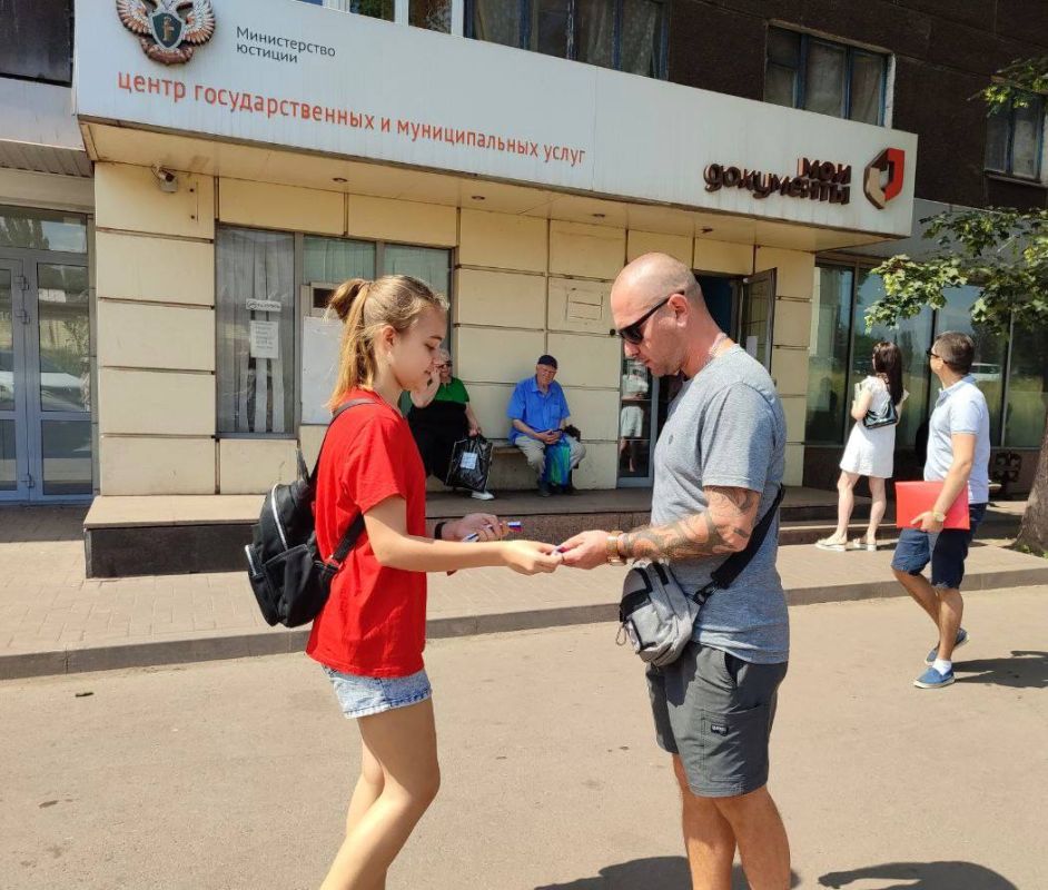 Игорь Мартынов: Акция «Российский триколор» Игорь Мартынов: Акция «Российский триколор»
