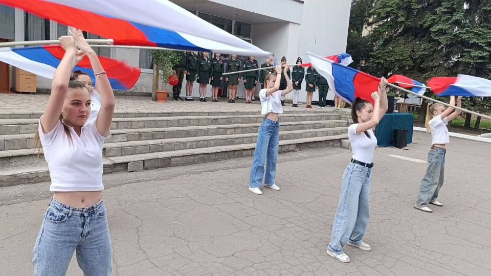В Ждановке прошла тематическая программа ко Дню России «Гордость моя, Россия!» В Ждановке прошла тематическая программа ко Дню России «Гордость моя, Россия!»
