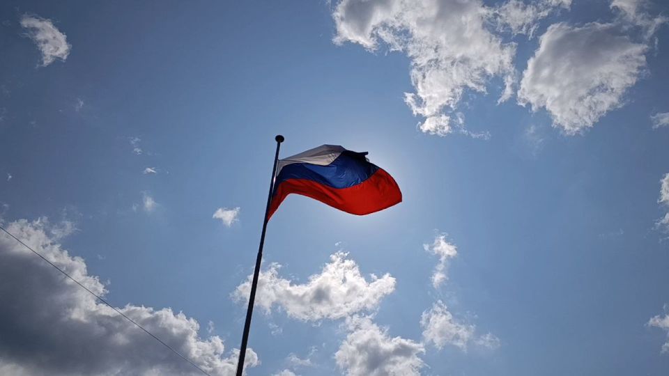В Снежном прошла торжественная церемония поднятия государственного флага России В Снежном прошла торжественная церемония поднятия государственного флага России
