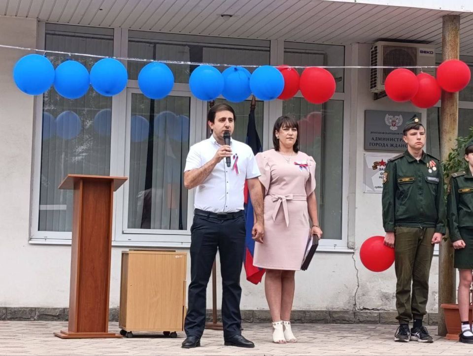 Сергей Литвинов: В Ждановке прошла тематическая программа ко Дню России «Гордость моя, Россия!» Сергей Литвинов: В Ждановке прошла тематическая программа ко Дню России «Гордость моя, Россия!»