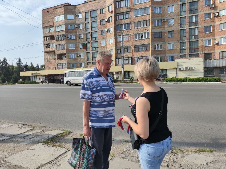 В Центрально-Городском внутригородском районе города Горловка прошла патриотическая акция «Российский триколор» В Центрально-Городском внутригородском районе города Горловка прошла патриотическая акция «Российский триколор»