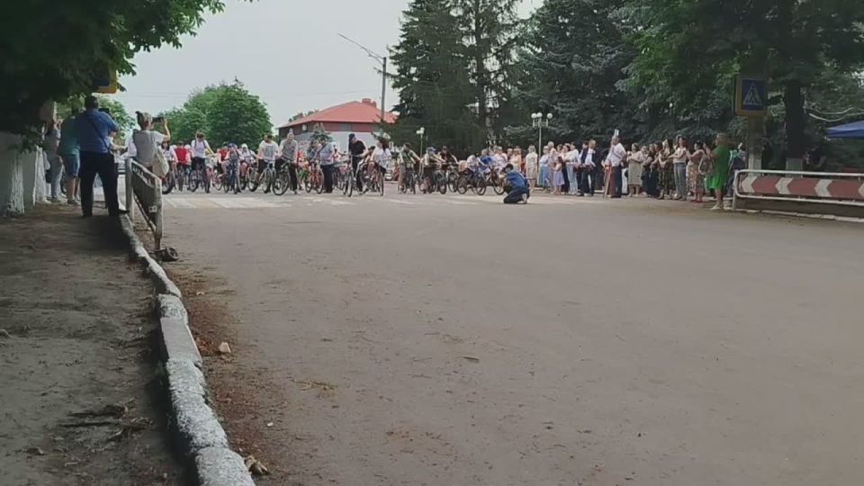 «СПОРТИВНЫЙ ДОНБАСС». 12 июня — Велопробег в честь Дня России! Сегодня, в День России, Володарский муниципальный округ объединился в движении и отличном настроении! Жители всех возрастов — от самых юных до взрослых — приняли...