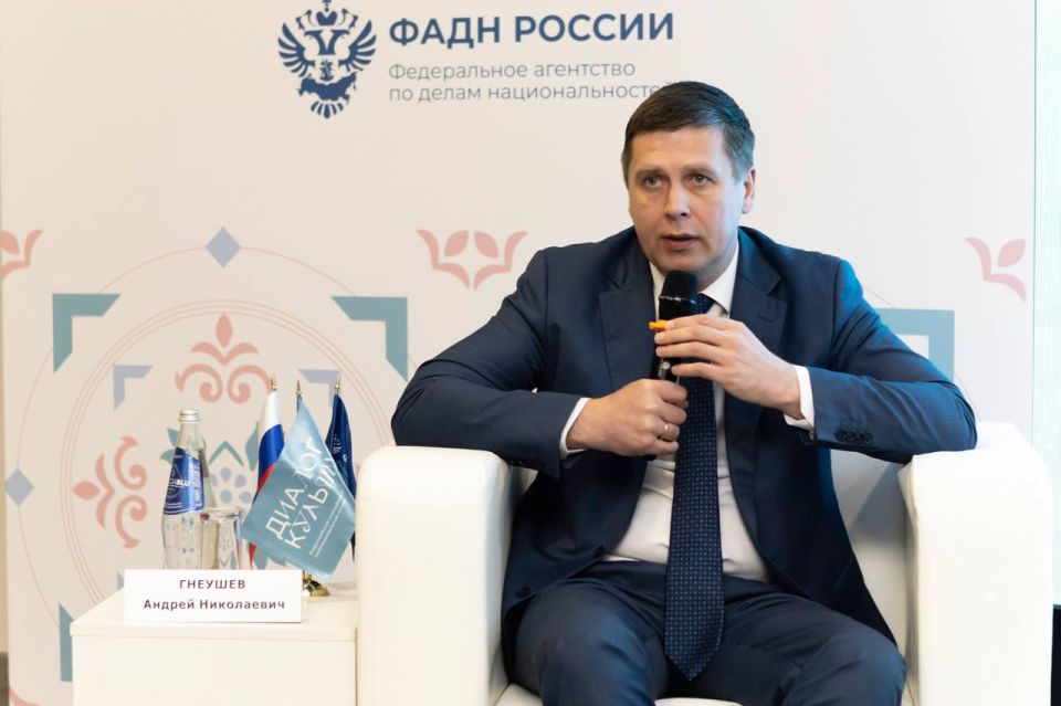 Более 200 представителей творческой молодежи нашей страны уже приехали в Нижний Новгород, где сегодня открылся юбилейный V Всероссийский молодежный межнациональный лагерь Более 200 представителей творческой молодежи нашей страны уже приехали в Нижний Новгород, где сегодня открылся юбилейный V Всероссийский молодежный межнациональный лагерь