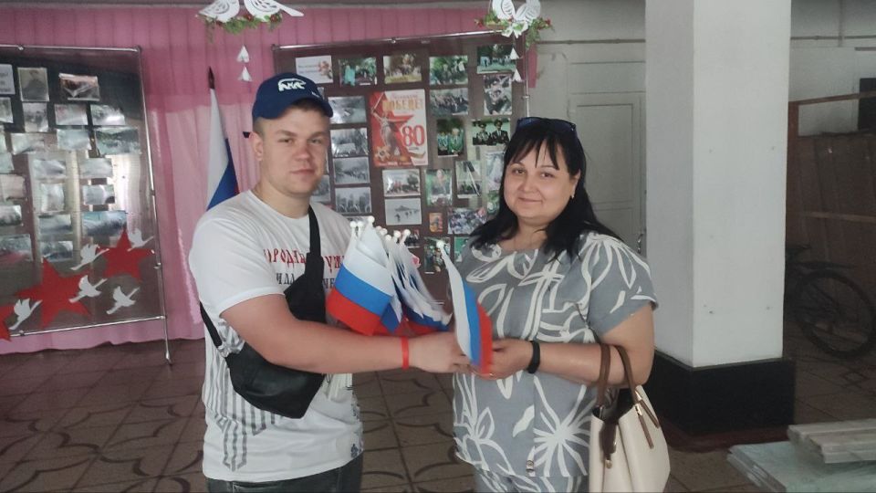 В Ждановке прошла патриотическая акция ко Дню России В Ждановке прошла патриотическая акция ко Дню России