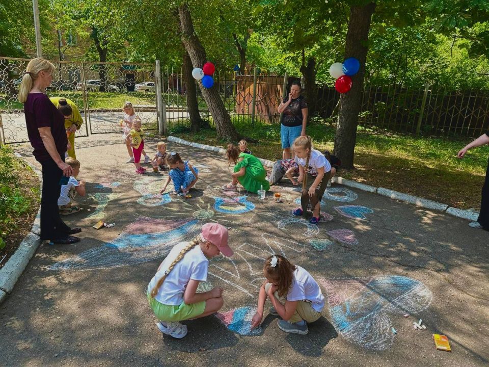 «Россия в красках»: Юные таланты Ворошиловского района поздравляют с Днем России! «Россия в красках»: Юные таланты Ворошиловского района поздравляют с Днем России!