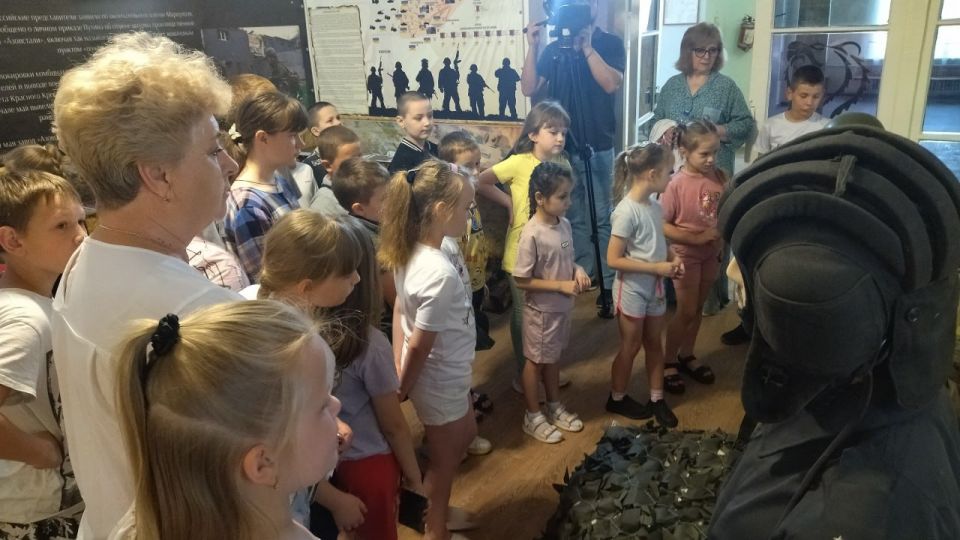 Николай Михайлов: По партийному проекту Единой России «Историческая память», в преддверии Дня России в Музее 1-ой отдельной гвардейской мотострелковой бригады Дворца культуры города Комсомольское для детей пришкольного... Николай Михайлов: По партийному проекту Единой России «Историческая память», в преддверии Дня России в Музее 1-ой отдельной гвардейской мотострелковой бригады Дворца культуры города Комсомольское для детей пришкольного...