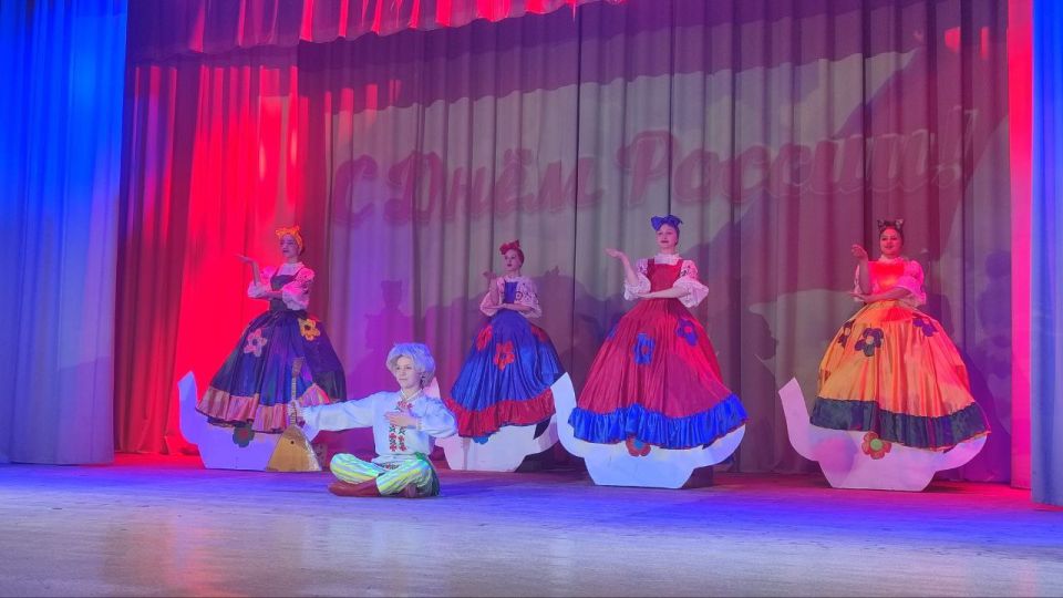 В Докучаевске ко Дню России прошёл праздничный концерт В Докучаевске ко Дню России прошёл праздничный концерт