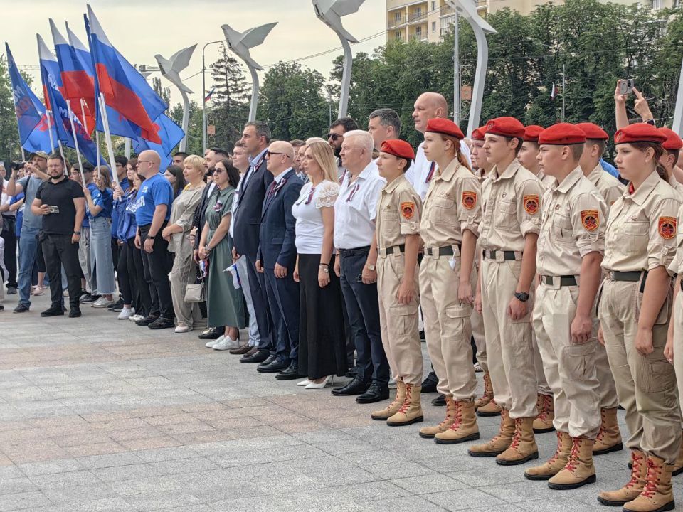Сегодня, в День России, на площади Ленина состоялся торжественный митинг Сегодня, в День России, на площади Ленина состоялся торжественный митинг