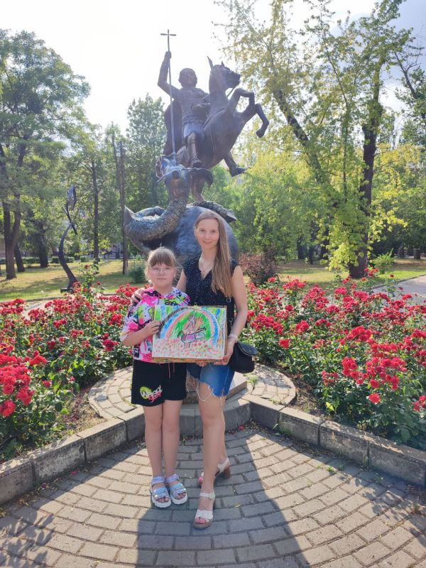 В День России, активистка совета женщин Куйбышевского района г. Донецка, руководитель творческой студии "Rafael.ka" Татьяна Минакова в парке кованных фигур г. Донецка организовала пленэр "С малой Родины моей, начинается... В День России, активистка совета женщин Куйбышевского района г. Донецка, руководитель творческой студии "Rafael.ka" Татьяна Минакова в парке кованных фигур г. Донецка организовала пленэр "С малой Родины моей, начинается...