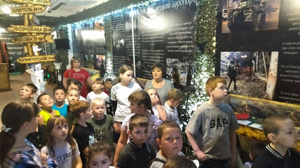 Николай Михайлов: По партийному проекту Единой России «Историческая память», в преддверии Дня России в Музее 1-ой отдельной гвардейской мотострелковой бригады Дворца культуры города Комсомольское для детей пришкольного... Николай Михайлов: По партийному проекту Единой России «Историческая память», в преддверии Дня России в Музее 1-ой отдельной гвардейской мотострелковой бригады Дворца культуры города Комсомольское для детей пришкольного...