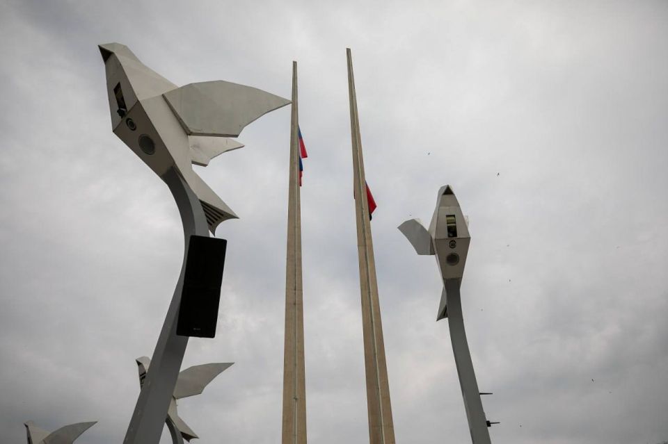 В Мариуполе состоялось торжественное поднятие флага России В Мариуполе состоялось торжественное поднятие флага России