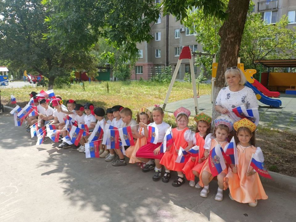 Маленькие жители Ждановки подготовились к Дню России Маленькие жители Ждановки подготовились к Дню России