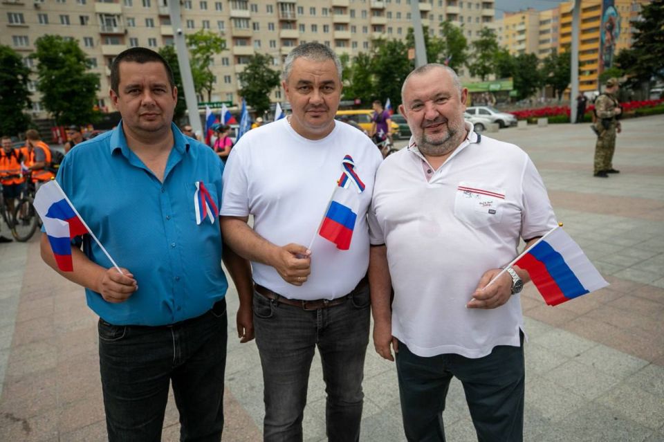 В Мариуполе состоялось торжественное поднятие флага России В Мариуполе состоялось торжественное поднятие флага России