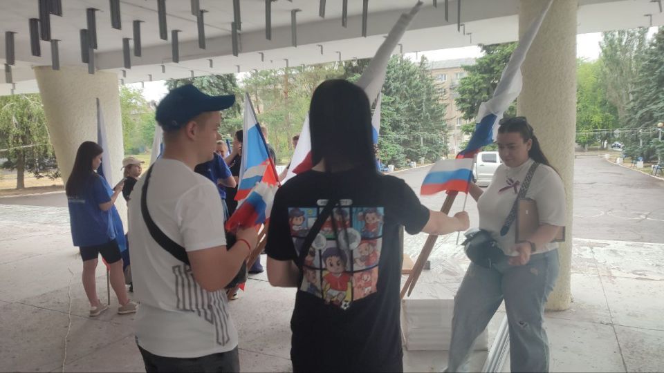 В Ждановке прошла патриотическая акция ко Дню России В Ждановке прошла патриотическая акция ко Дню России