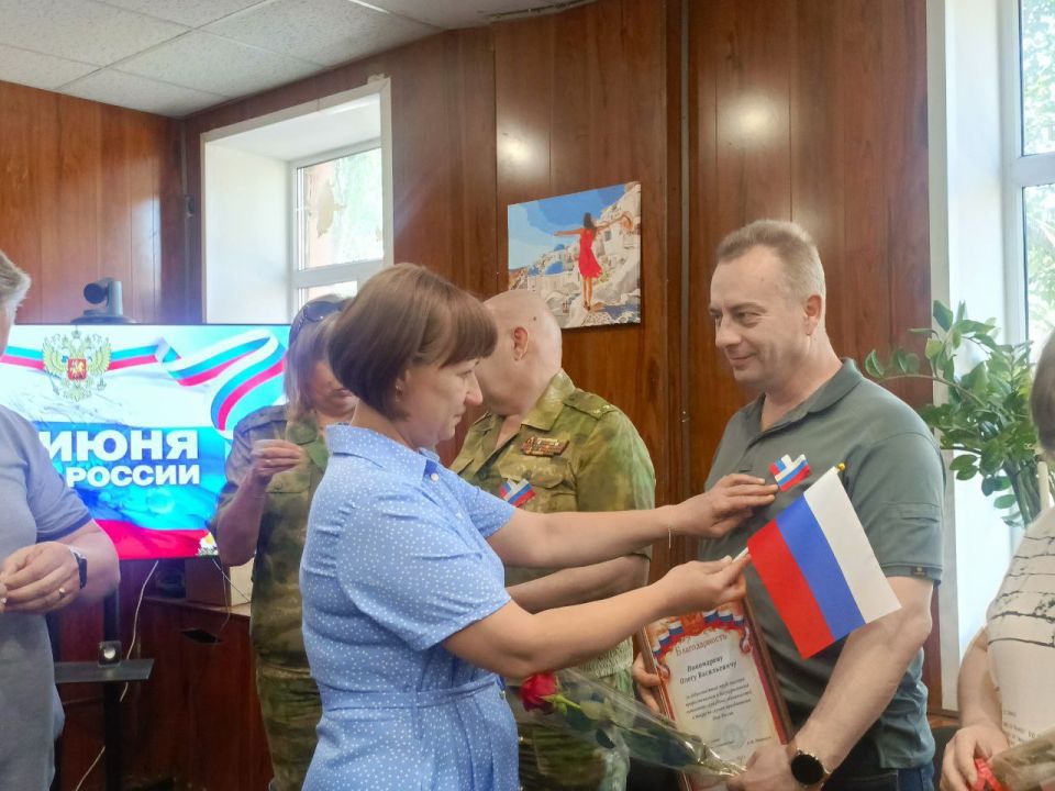 В преддверии празднования Дня России Администрация Краснолиманского муниципального округа совместно с Отделом культуры приняли участие во Всероссийских акциях: В преддверии празднования Дня России Администрация Краснолиманского муниципального округа совместно с Отделом культуры приняли участие во Всероссийских акциях: