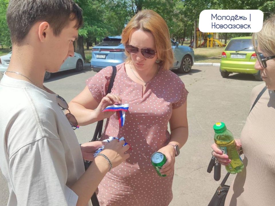 В День России сектор молодёжной политики и активная молодёжь поздравляет с праздником! В День России сектор молодёжной политики и активная молодёжь поздравляет с праздником!