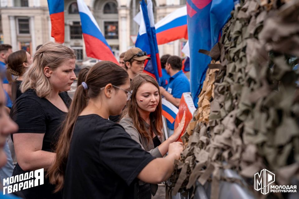 В центре Донецка прошёл автопробег в честь Дня России В центре Донецка прошёл автопробег в честь Дня России
