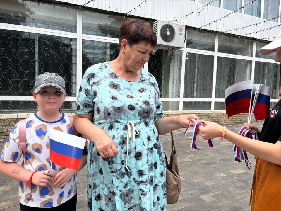 В Ждановке прошла патриотическая акция ко Дню России В Ждановке прошла патриотическая акция ко Дню России