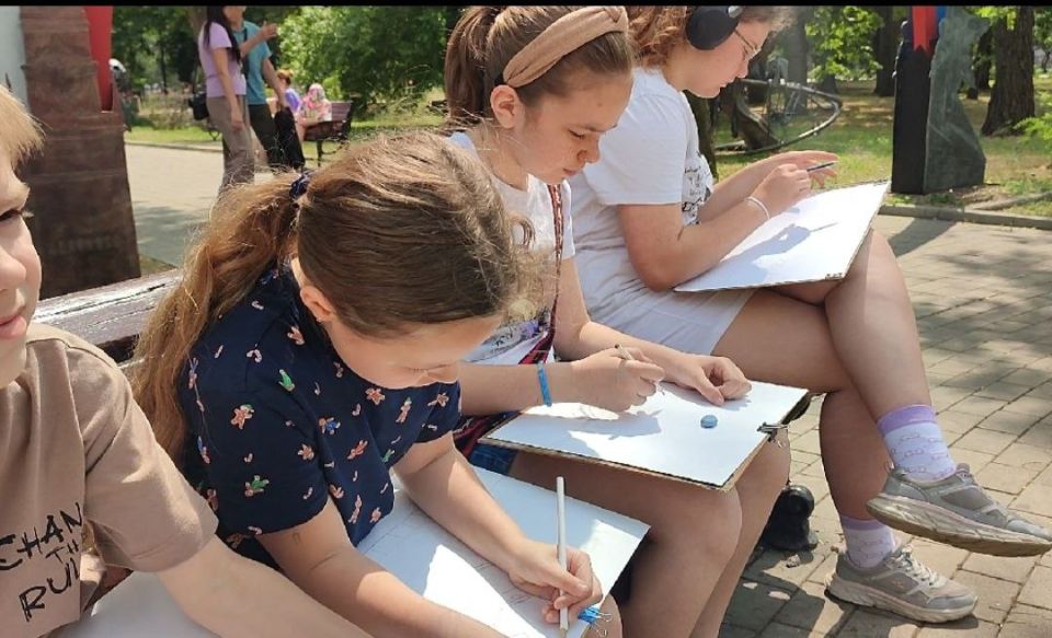 В День России, активистка совета женщин Куйбышевского района г. Донецка, руководитель творческой студии "Rafael.ka" Татьяна Минакова в парке кованных фигур г. Донецка организовала пленэр "С малой Родины моей, начинается... В День России, активистка совета женщин Куйбышевского района г. Донецка, руководитель творческой студии "Rafael.ka" Татьяна Минакова в парке кованных фигур г. Донецка организовала пленэр "С малой Родины моей, начинается...