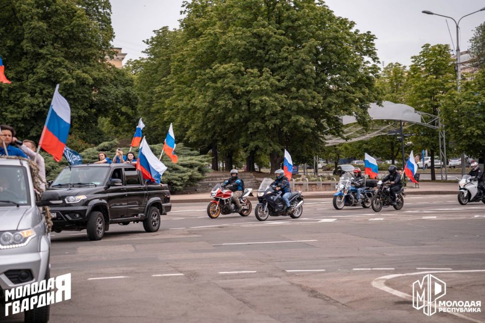 В центре Донецка прошёл автопробег в честь Дня России В центре Донецка прошёл автопробег в честь Дня России