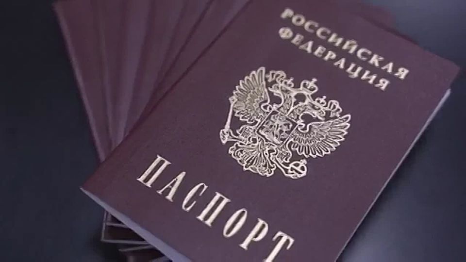 В День России Денис Пушилин вручил юным спортсменам региона первые паспорта