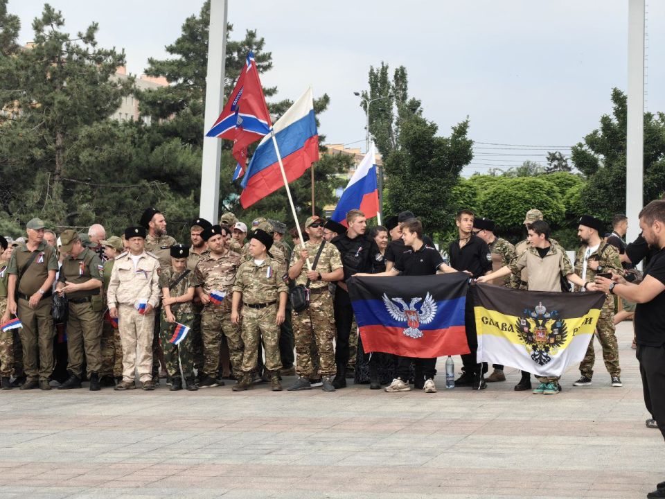 Сегодня, в День России, на площади Ленина состоялся торжественный митинг Сегодня, в День России, на площади Ленина состоялся торжественный митинг