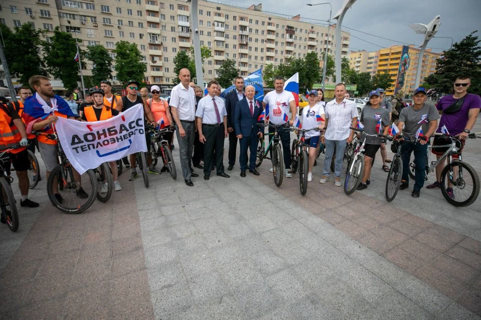 В Мариуполе состоялось торжественное поднятие флага России В Мариуполе состоялось торжественное поднятие флага России