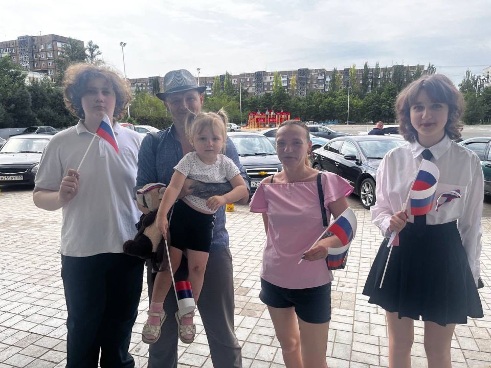 «Я люблю Россию». В рамках мероприятий по празднованию Дня России в Пролетарском районе города Донецка состоялась акция «Я люблю Россию». Участники мероприятия поздравляли жителей с праздником, вручали ленты и флажки в... «Я люблю Россию». В рамках мероприятий по празднованию Дня России в Пролетарском районе города Донецка состоялась акция «Я люблю Россию». Участники мероприятия поздравляли жителей с праздником, вручали ленты и флажки в...