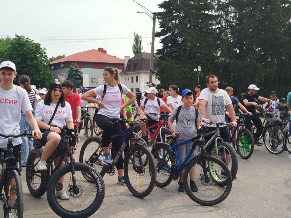 «СПОРТИВНЫЙ ДОНБАСС». 12 июня — Велопробег в честь Дня России! Сегодня, в День России, Володарский муниципальный округ объединился в движении и отличном настроении! Жители всех возрастов — от самых юных до взрослых — приняли... «СПОРТИВНЫЙ ДОНБАСС». 12 июня — Велопробег в честь Дня России! Сегодня, в День России, Володарский муниципальный округ объединился в движении и отличном настроении! Жители всех возрастов — от самых юных до взрослых — приняли...