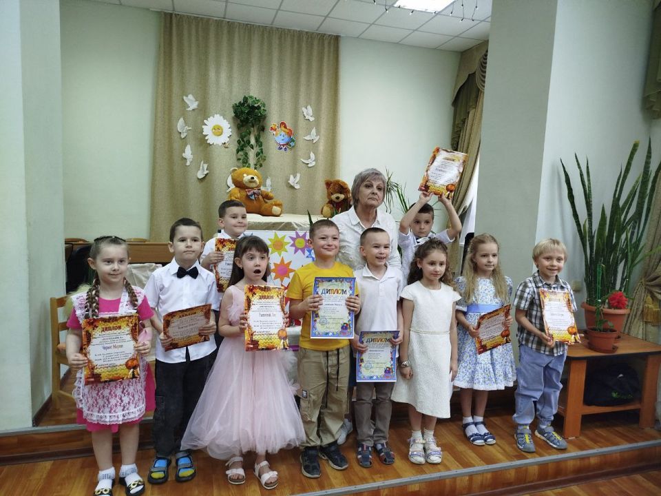 В Донецком детском доме культуры железнодорожников состоялся выпускной для детей, завершивших занятия в кружке раннего интеллектуального развития «Познайка» В Донецком детском доме культуры железнодорожников состоялся выпускной для детей, завершивших занятия в кружке раннего интеллектуального развития «Познайка»