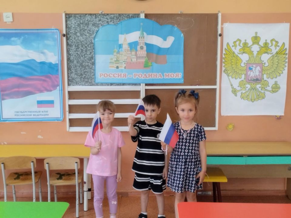Маленькие жители Ждановки подготовились к Дню России Маленькие жители Ждановки подготовились к Дню России