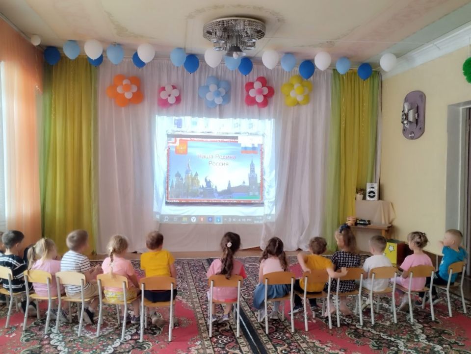 Маленькие жители Ждановки подготовились к Дню России Маленькие жители Ждановки подготовились к Дню России