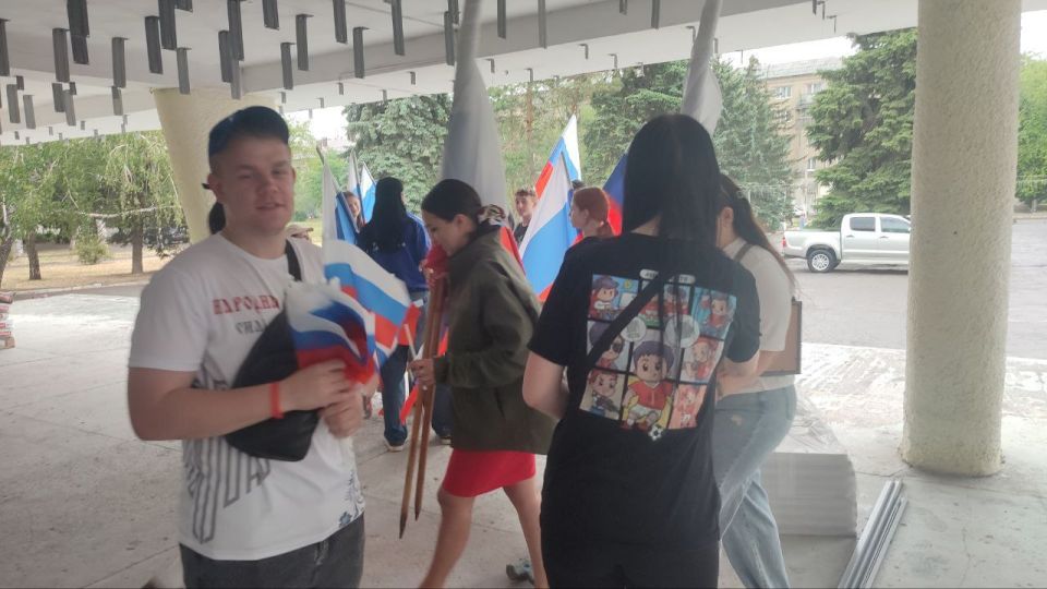 В Ждановке прошла патриотическая акция ко Дню России В Ждановке прошла патриотическая акция ко Дню России