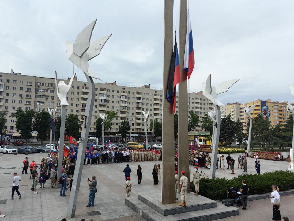 Сегодня, в День России, на площади Ленина состоялся торжественный митинг Сегодня, в День России, на площади Ленина состоялся торжественный митинг