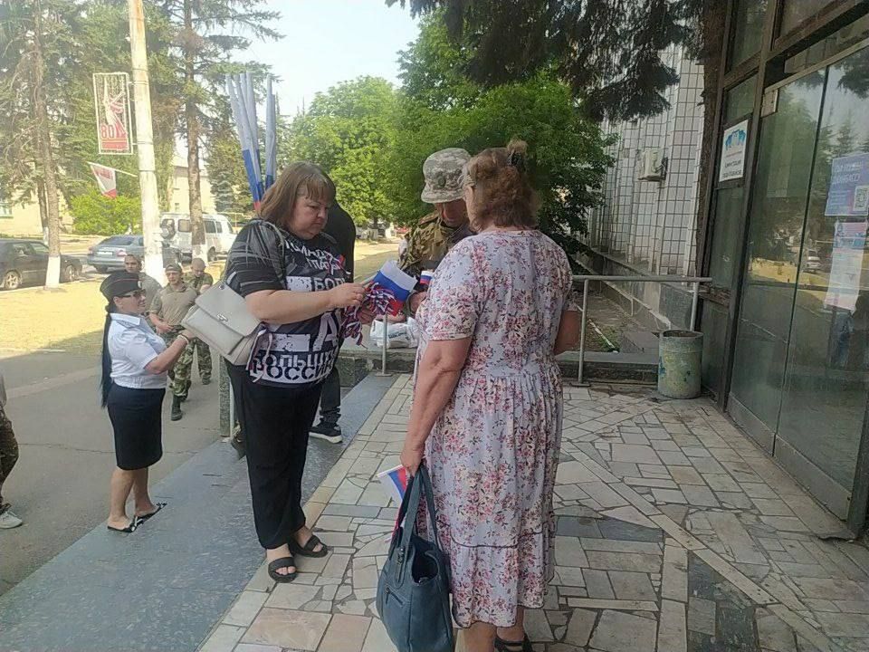 Раздача лент и флажков в цвет российского триколора Раздача лент и флажков в цвет российского триколора