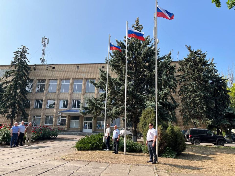 Василий Овчаров: В честь празднования Дня России у здания Администрации Новоазовского муниципального округа, совместно с председателем Новоазовскго муниципального совета Анатолием Яновским и представителем шефа-региона... Василий Овчаров: В честь празднования Дня России у здания Администрации Новоазовского муниципального округа, совместно с председателем Новоазовскго муниципального совета Анатолием Яновским и представителем шефа-региона...