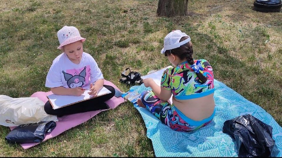 В День России, активистка совета женщин Куйбышевского района г. Донецка, руководитель творческой студии "Rafael.ka" Татьяна Минакова в парке кованных фигур г. Донецка организовала пленэр "С малой Родины моей, начинается... В День России, активистка совета женщин Куйбышевского района г. Донецка, руководитель творческой студии "Rafael.ka" Татьяна Минакова в парке кованных фигур г. Донецка организовала пленэр "С малой Родины моей, начинается...