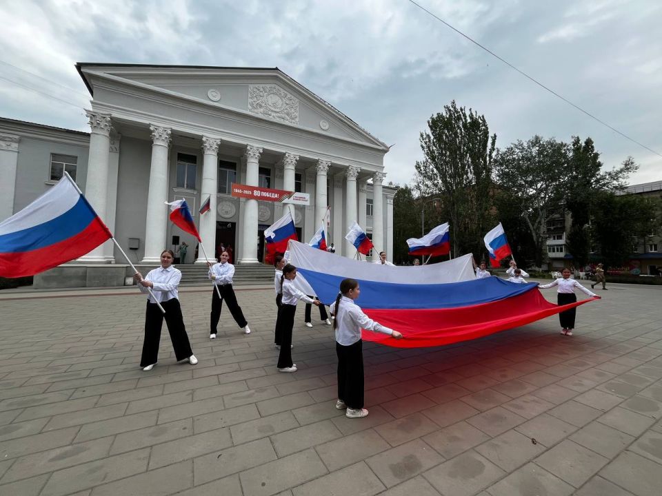 Виктория Жукова: Сегодня в честь Дня России на площади перед Харцызским городским Дворцом культуры прошло тематическое мероприятие Виктория Жукова: Сегодня в честь Дня России на площади перед Харцызским городским Дворцом культуры прошло тематическое мероприятие